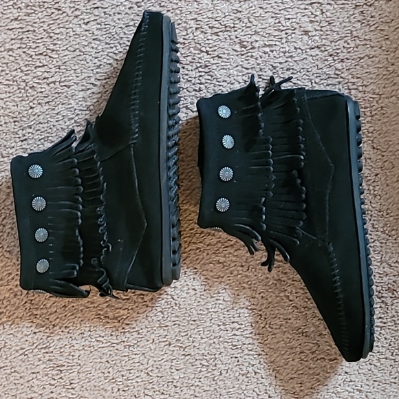 MINNETONKA black fringed suede moccasins. Size 7 - Picture 5 of 16